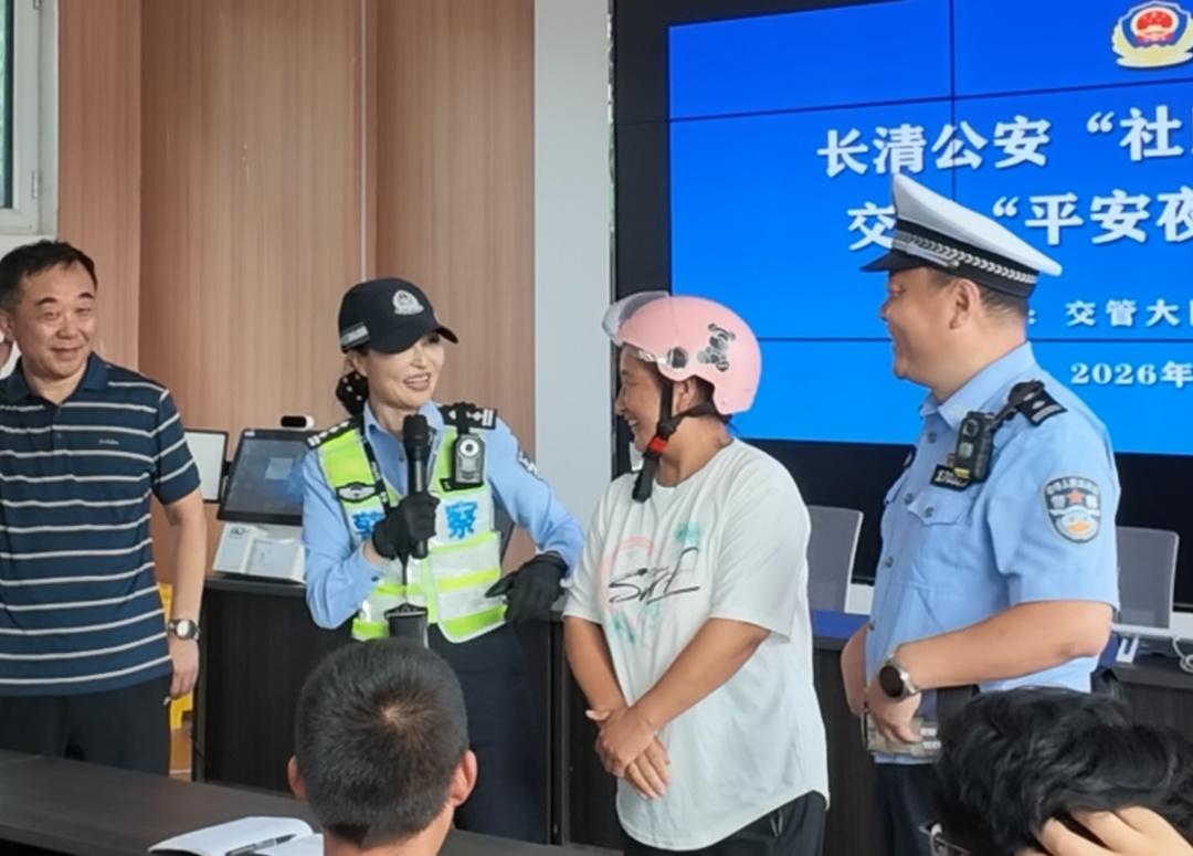 核载31吨，居然拉了123吨，济南女交警拒绝道德绑架，回怼超载大货车司机。一