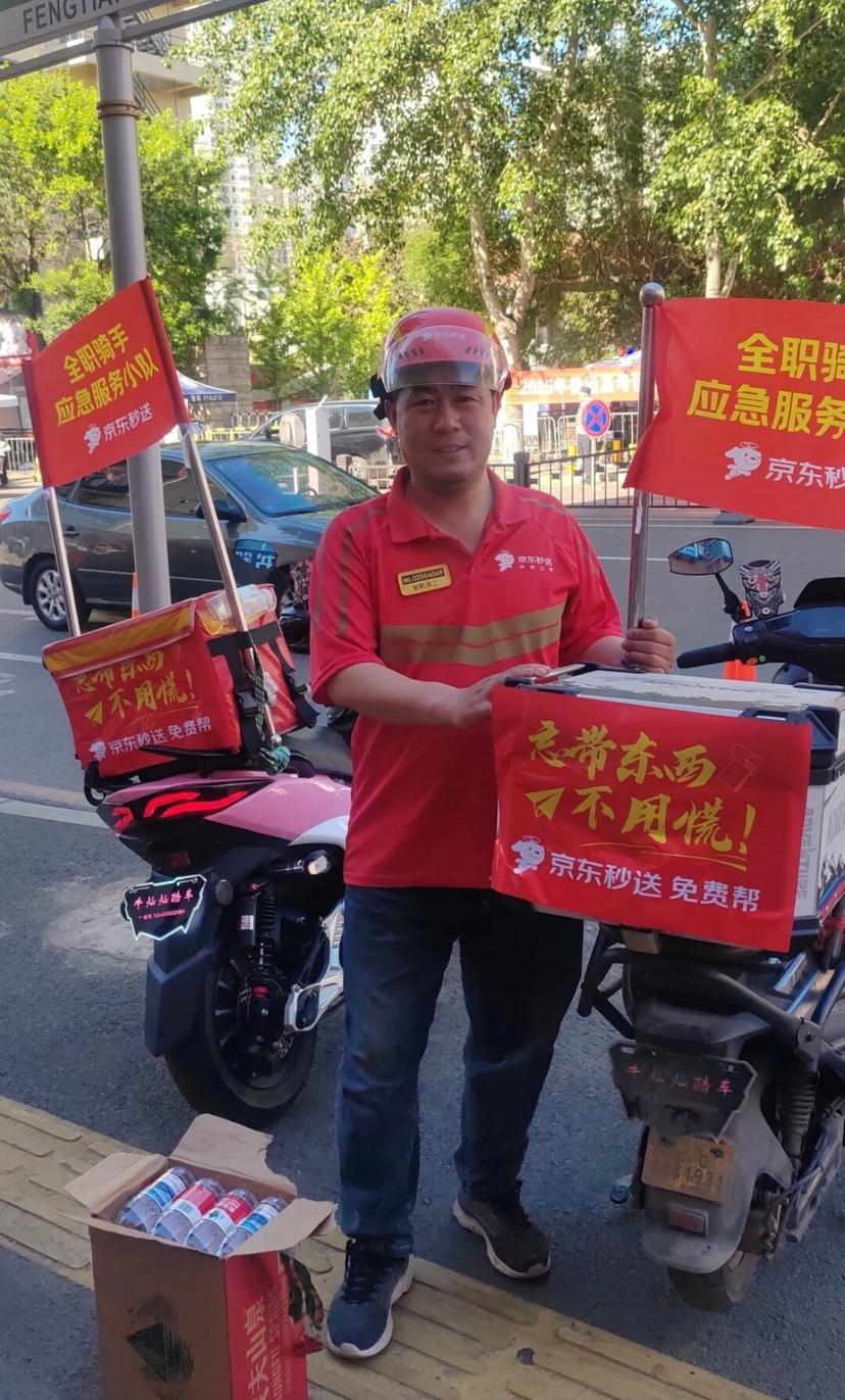刘强东真是心计不一般前脚王兴说要跟他竞争到底后脚他让骑手先别管订单，居然跑高