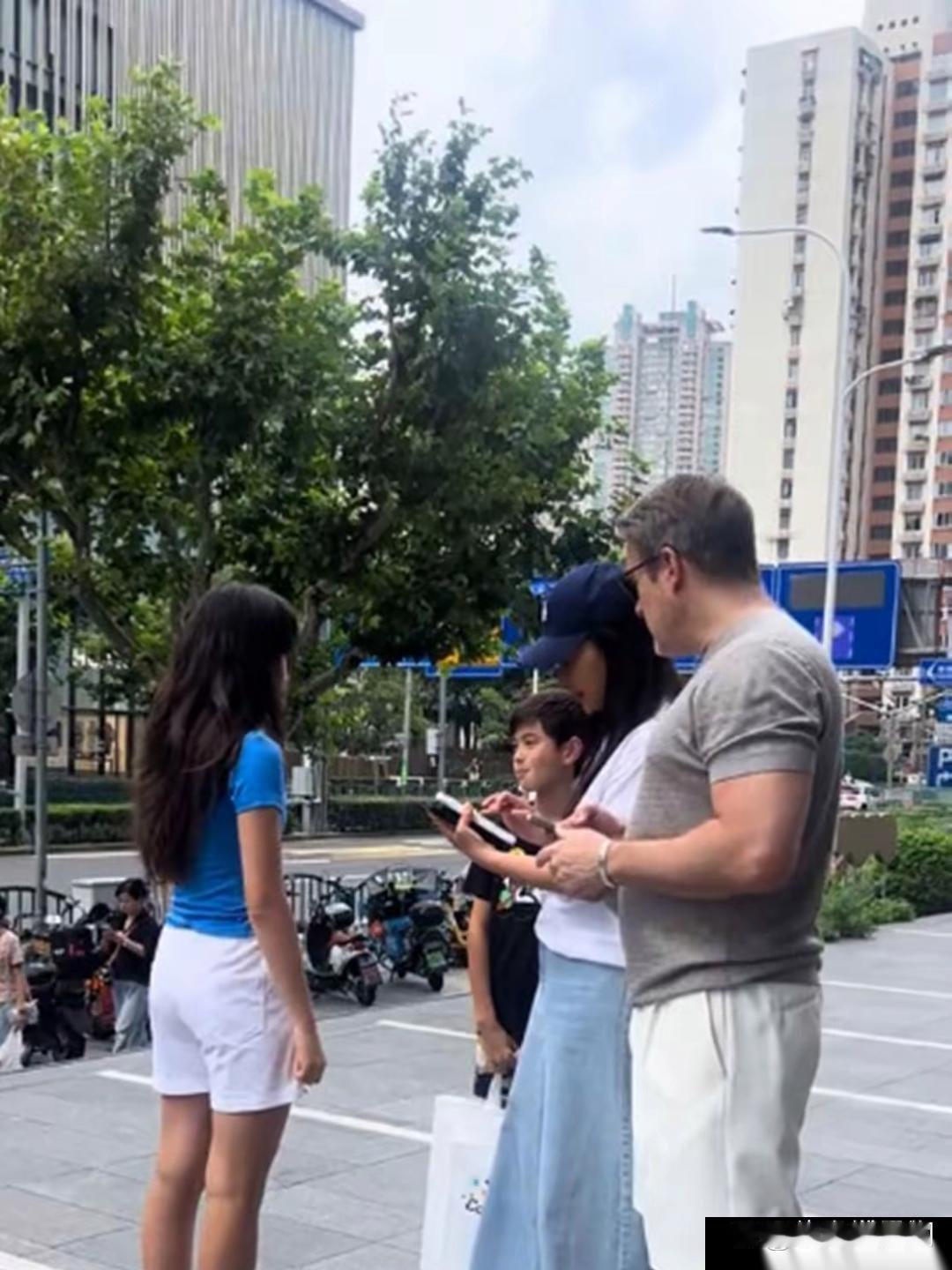 马雅舒和老公罗伯特带儿女在上海逛街，一家四口难得同框，画面温馨又幸福。​​​