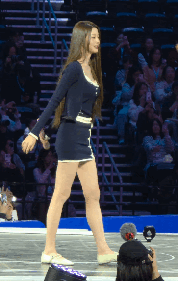 穿平底鞋的张元英比例张元英穿平底鞋比例，生图依旧权威！张元英穿平底鞋比例