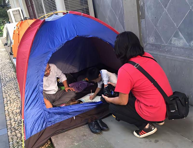 现在有些人旅行住不起酒店，或者说不想去住酒店省钱，在马路边帐篷睡觉，这是消费降级