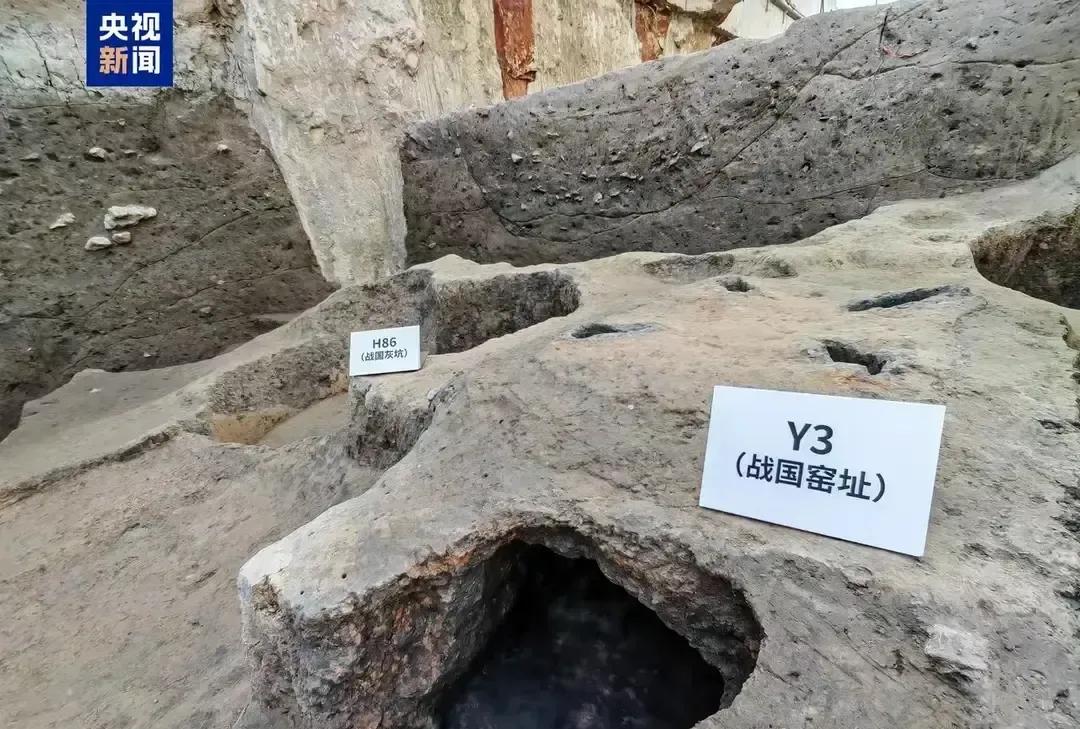 济南地铁挖到大明湖站地下九米，铲斗一翻，黑陶片混着炭渣子蹦出来，工地秒变考古现场