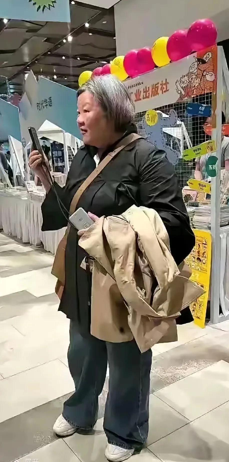 这谁呀？大家都认识吧，被捧了一辈子的名媛，她好像从来不在意外在的形象。都说形象要