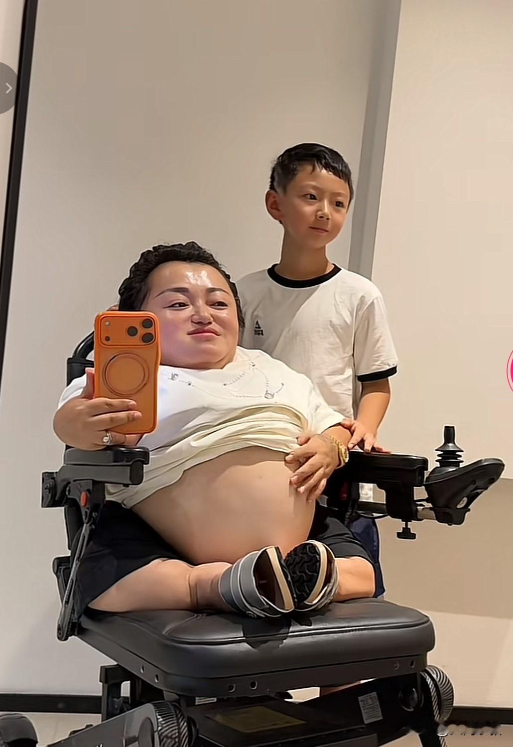 李喜梅二胎已经孕中期了，看着真不容易，孕肚已经很明显了。她说得挺好的，每个女