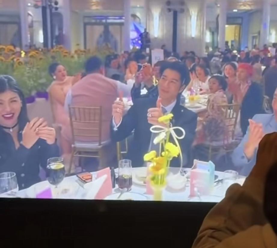 王力宏在陈汉典婚礼上高唱《唯一》，李靓蕾却不在宾客名单里。这个信号，比任何官宣