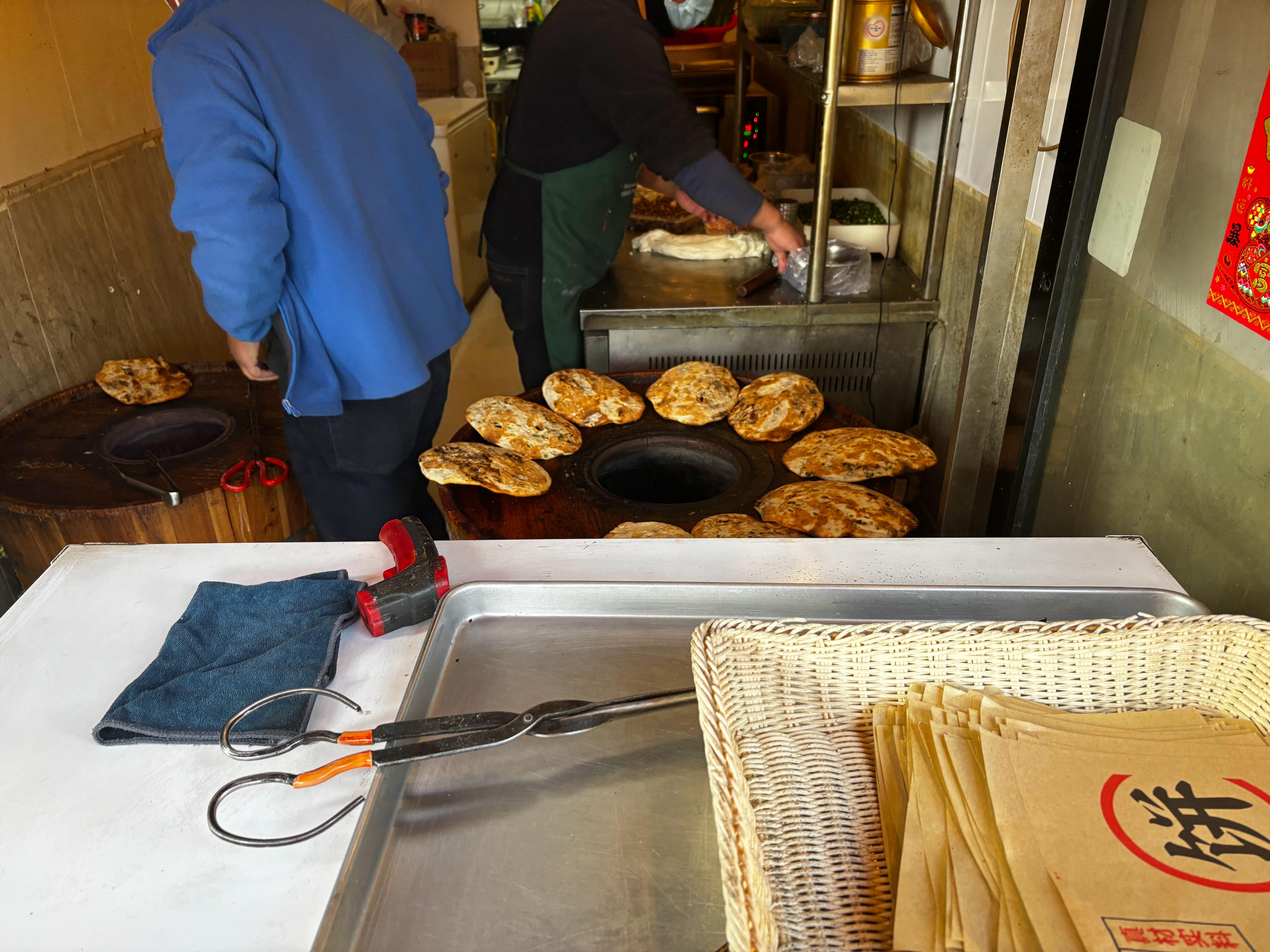 店面虽然小，但是现烤的烧饼真是很香
