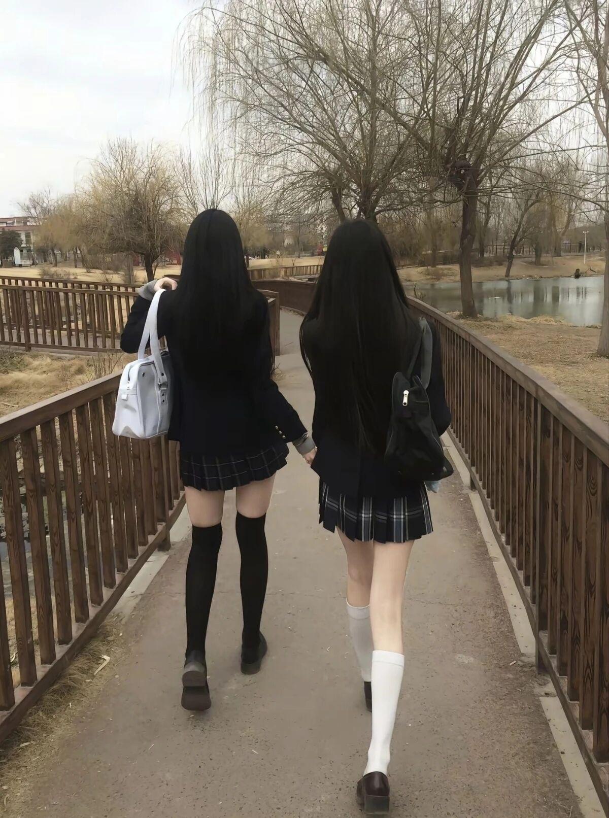 冬日光秃的柳枝垂着，我们踩着同频的步调，裙摆晃过木桥的风。白袜碰黑袜，书包蹭着挎