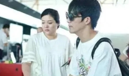 有一次在采访中主持人李静问张大伟：“你妻子长的漂亮吗？”大张伟说：“卸了妆像姜昆