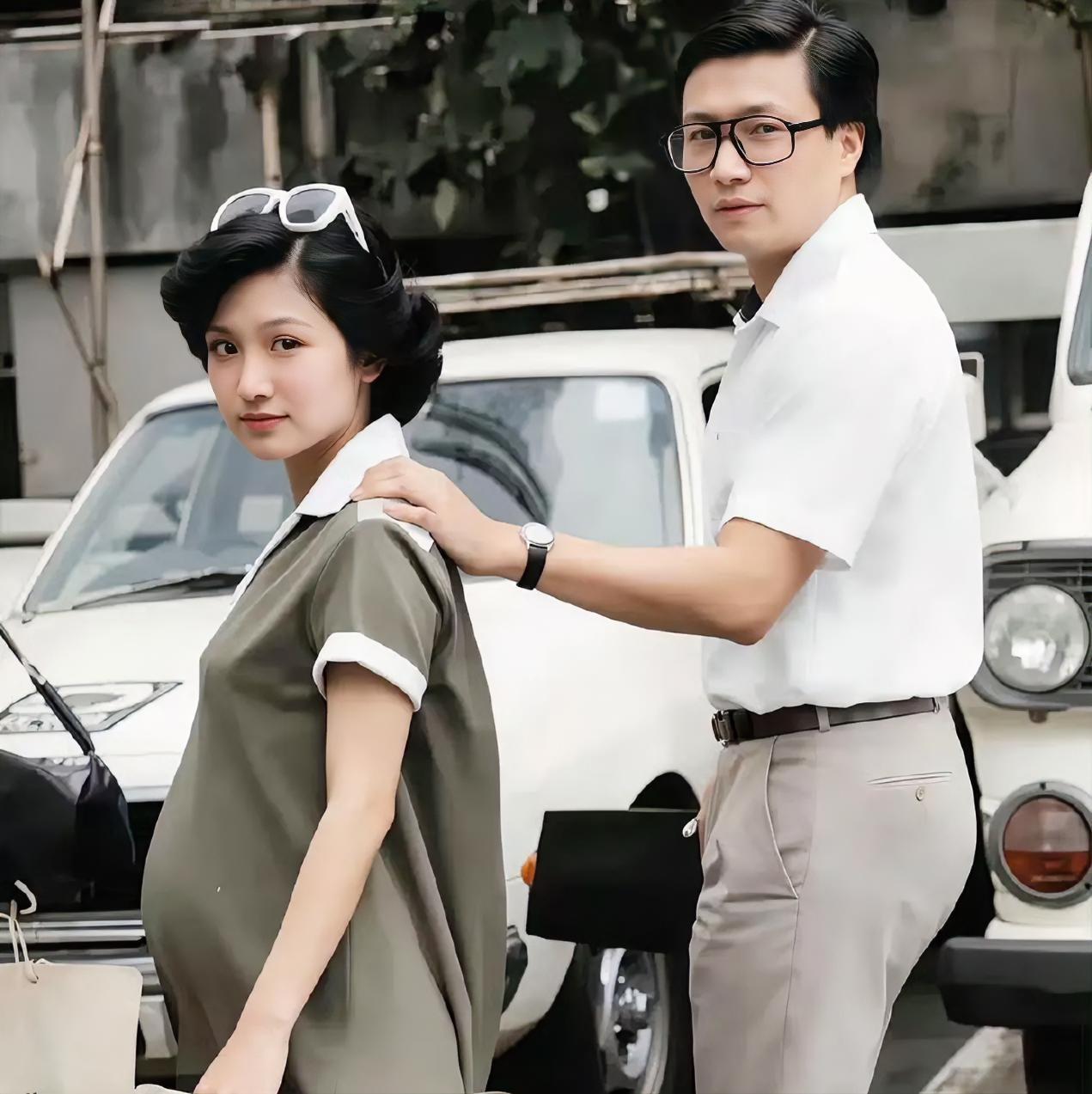 1980年，谢贤和狄波拉在街头被抓拍的一张照片！此时她身怀六甲，腹中孩子便是谢霆
