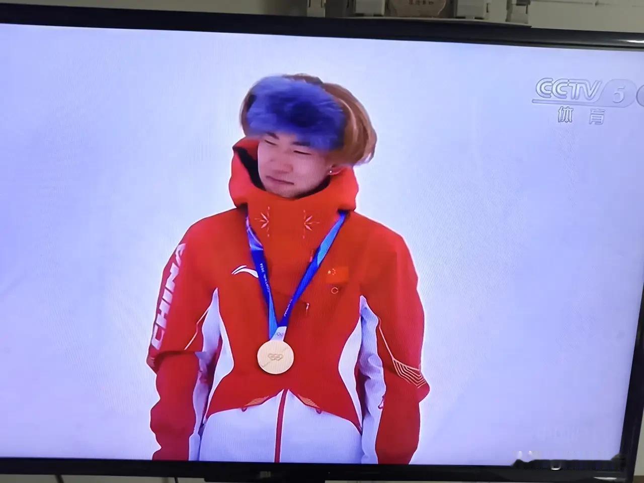 两代冬奥传奇同框，这一刻太有分量看到苏翊鸣拿到冬奥金牌的时候，我真的特别激