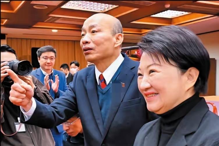 台立院国民党团确认党版军购特别条例草案，韩国瑜与卢秀燕携手点水楼邀宴蓝委们。现场