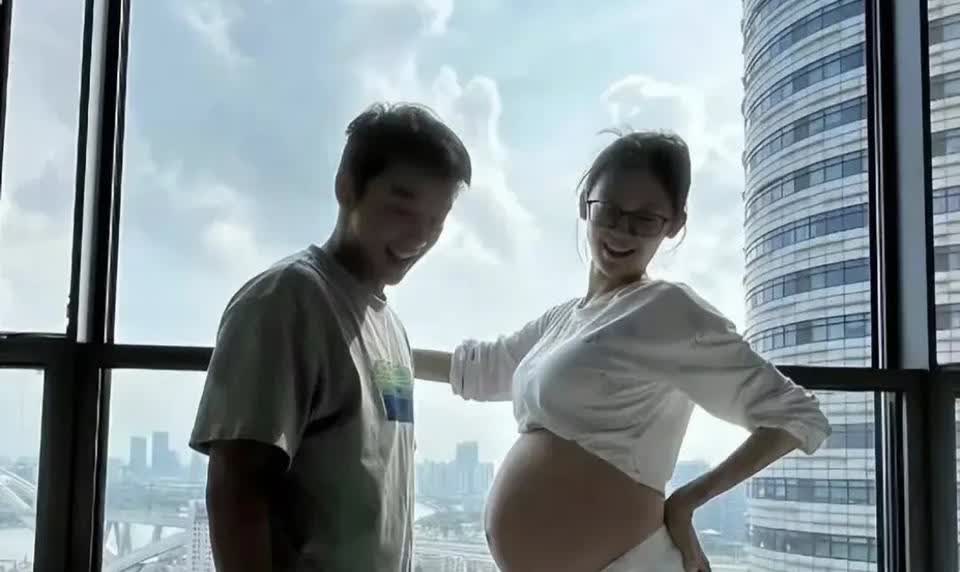 爸爸综艺里，苗苗不就说了，遇到了郑恺，她就想赶紧结婚生孩子，不然她的年纪大了。