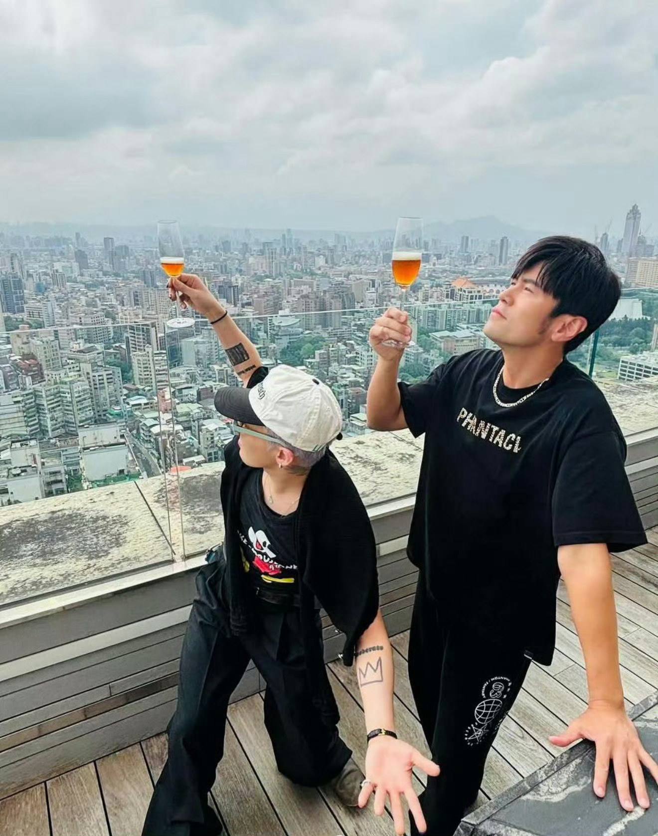 周杰伦权志龙喝上了！
