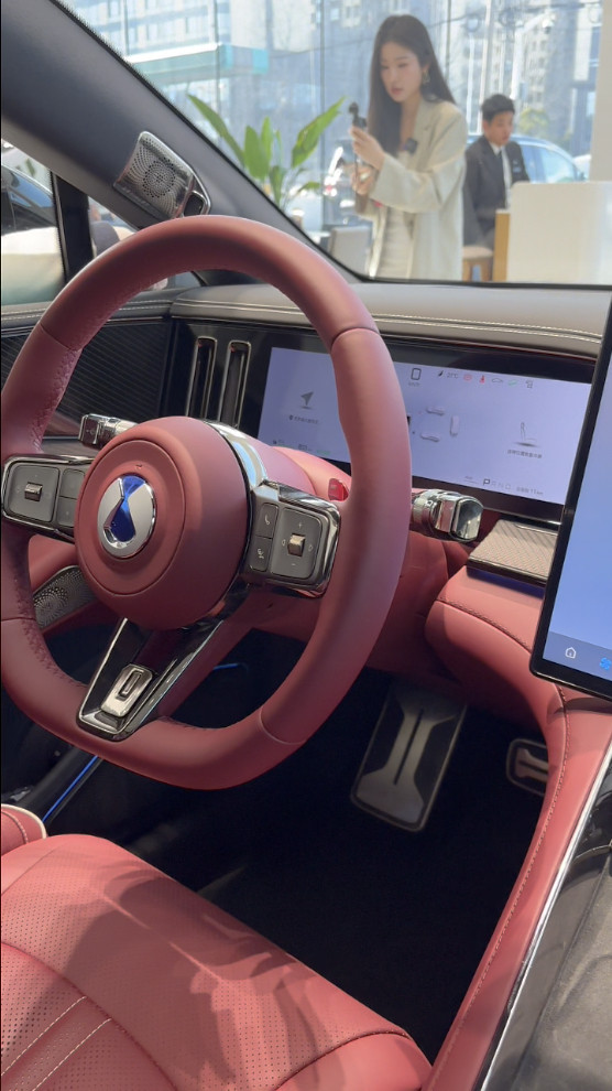 昨天专门跑上海看了全国到店第一台全新腾势Z9GT。顾客可以直接在店里实测充电