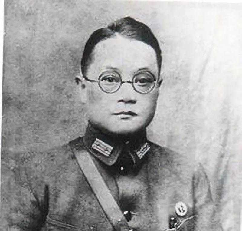 1949年，国军上将潘文华决定起义，却发现七姨太是特务，为了不打草惊蛇，他对七姨