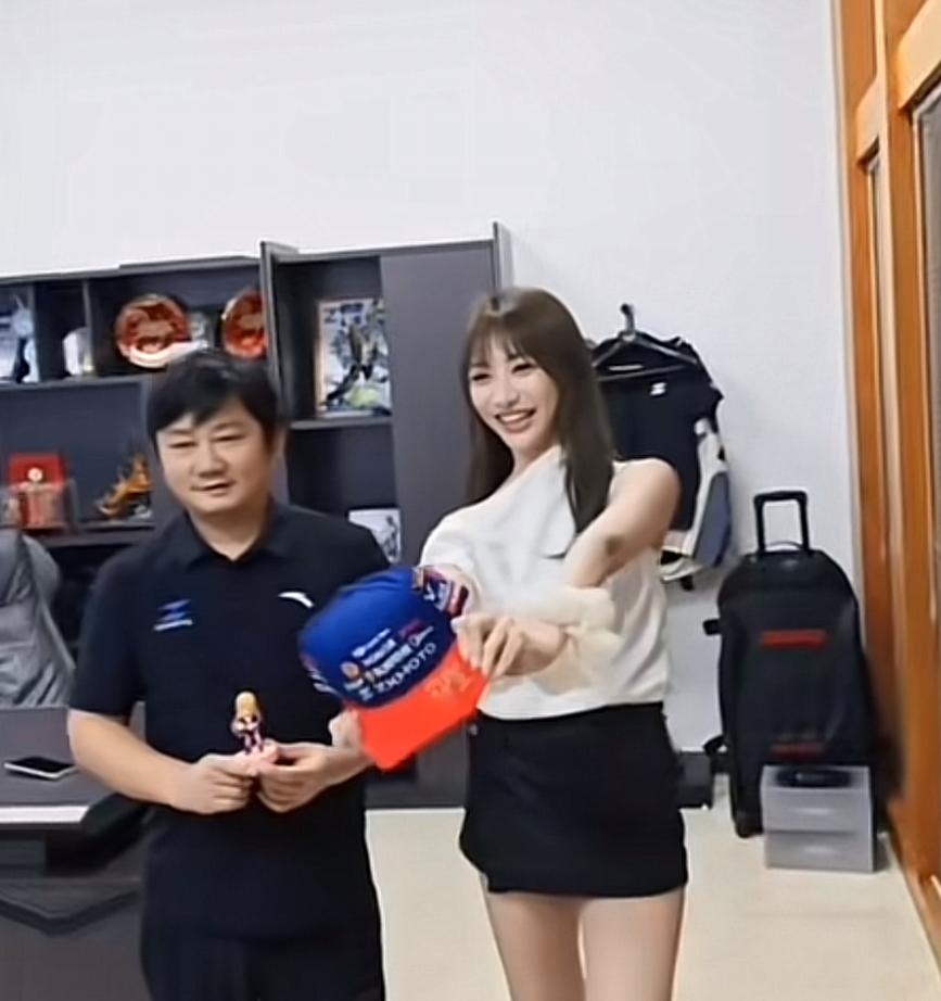 8月5日，美女机车手米亚受邀来到重庆，见到了张雪。她给张雪送了一份小礼物，张雪回