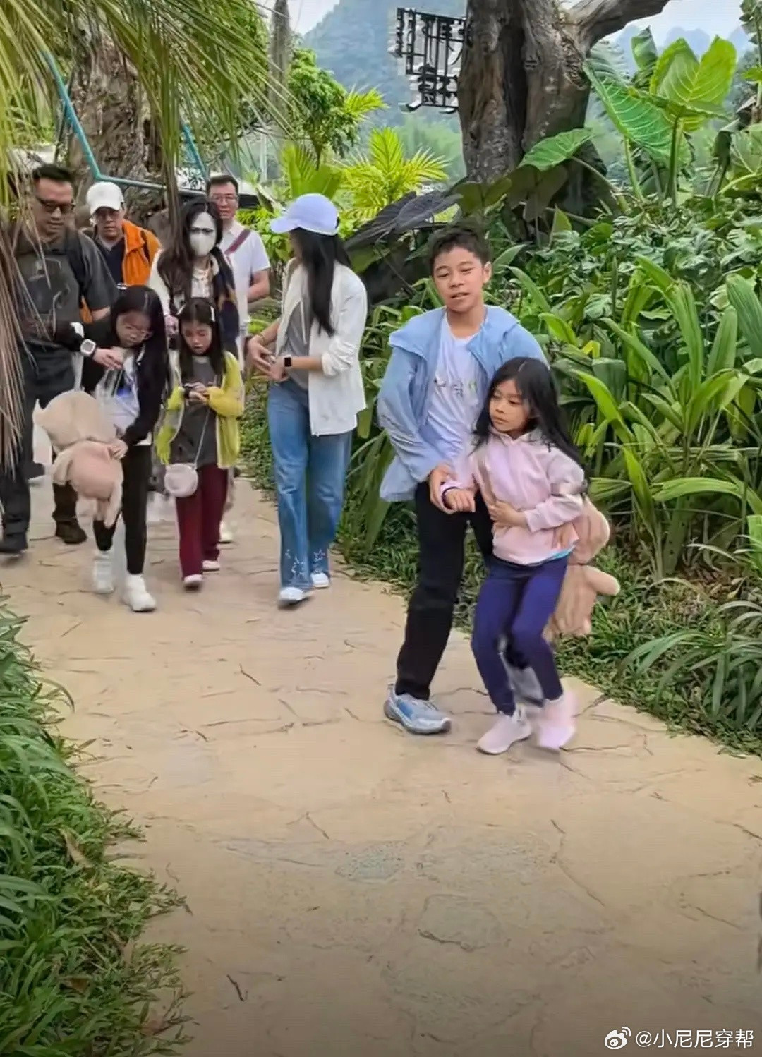 霍启刚假期带子女游广西，霍中曦抱着6岁妹妹，一家人身边没保镖！
