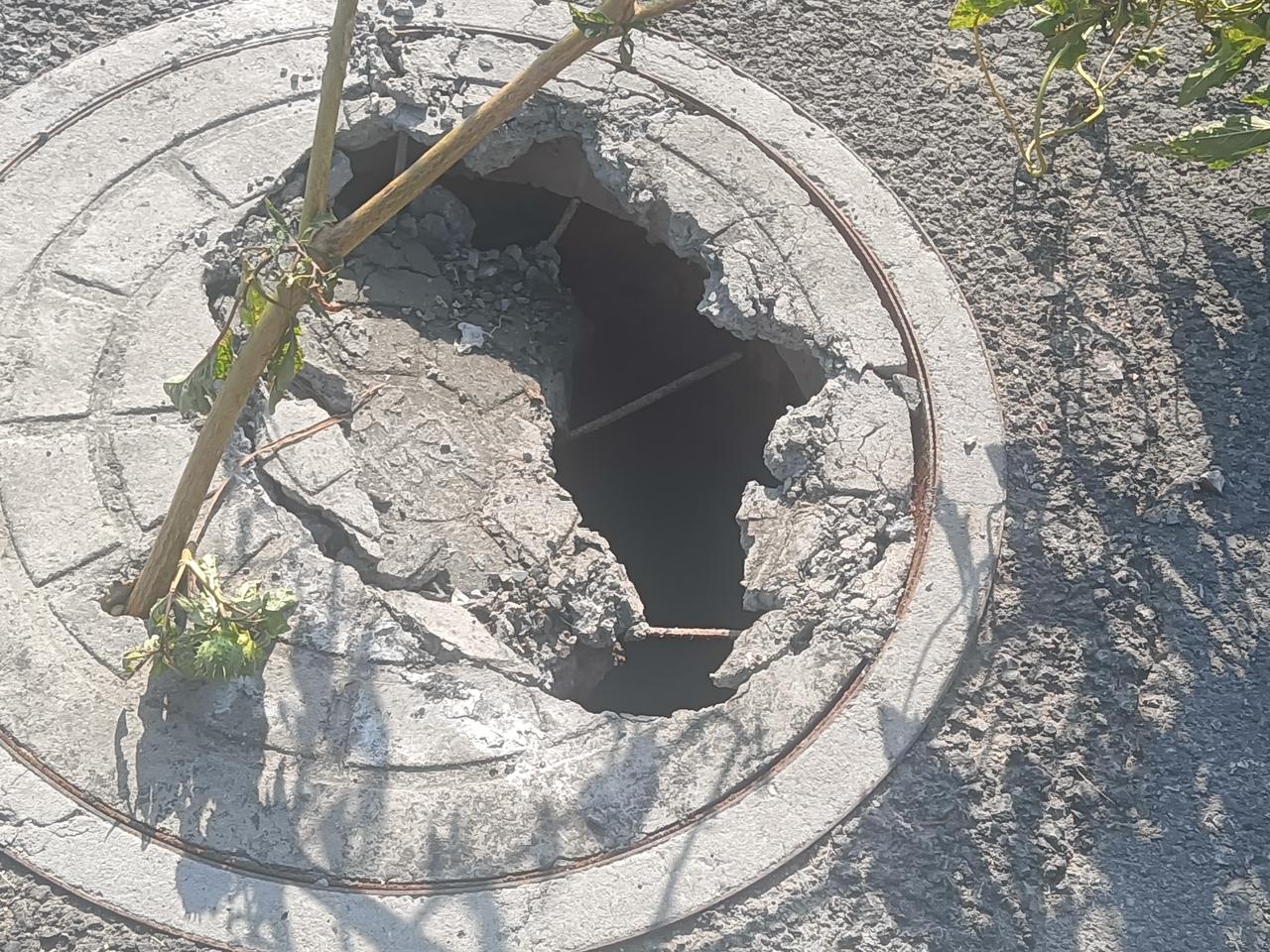 小区南边新修的马路，路上的井盖被压烂了，里头的钢筋比筷子🥢还细！！！这条路