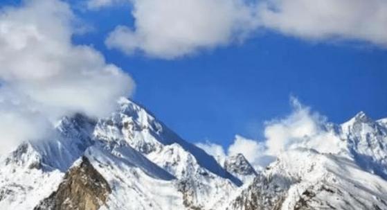一座山，护佑中华五千年青藏高原上还在穿羽绒服，一山之隔的印度正被50度高温烤成