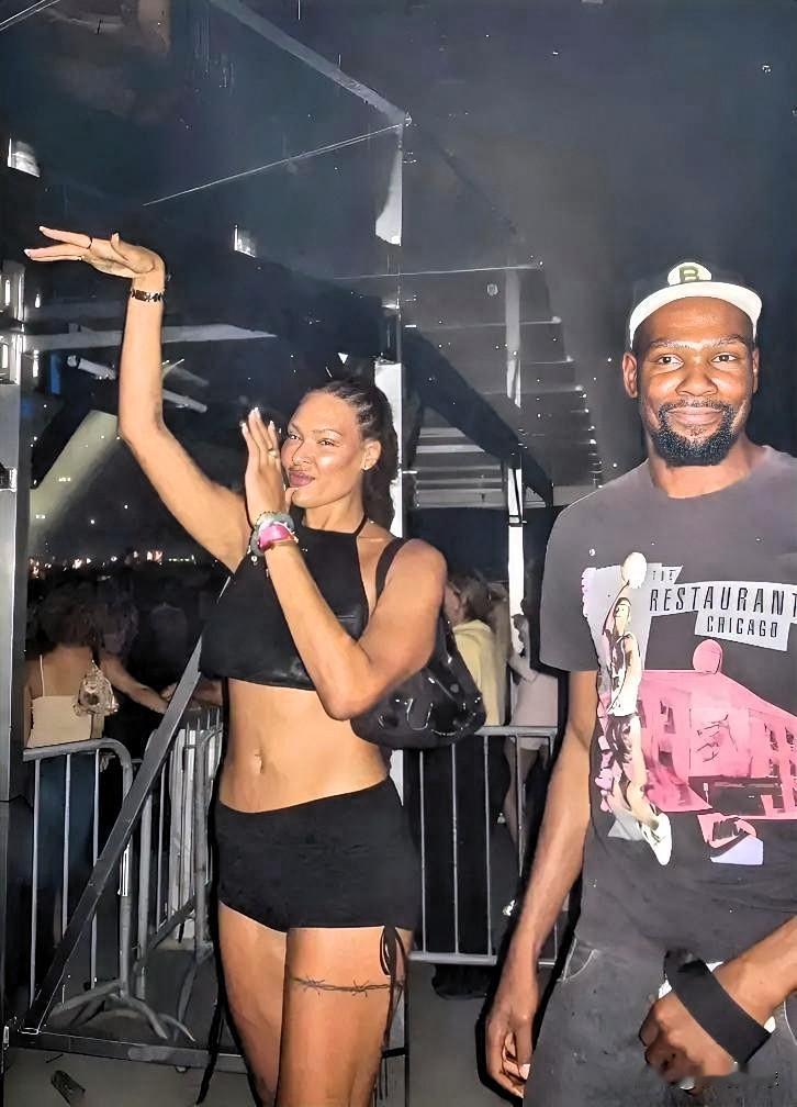 杜兰特脱单了！根据美媒报道，在今年8月份，坎贝奇与杜兰特一同观看Drake的