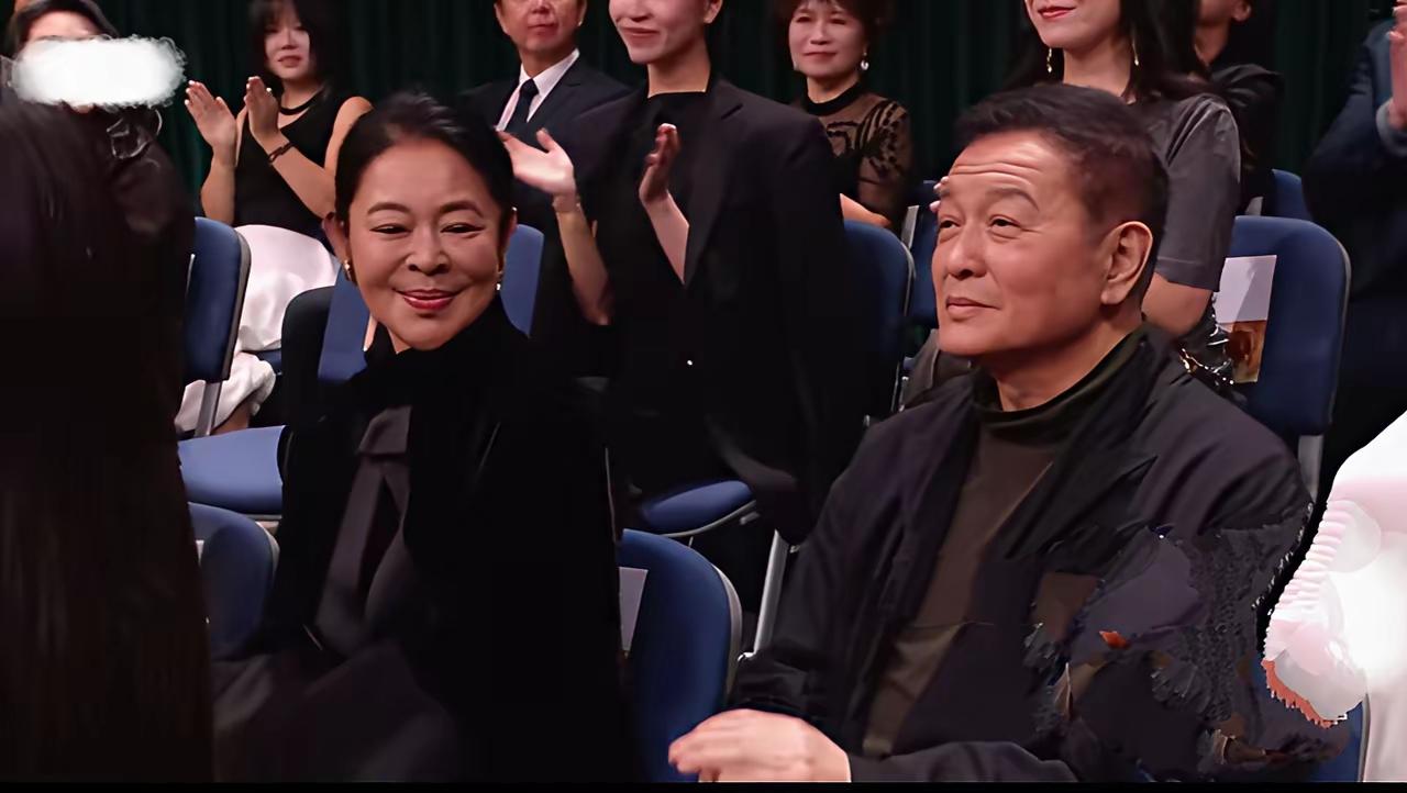 倪萍和继子杨博相处得像亲母子，私下里常陪他聊兴趣爱好，杨亚洲也把继子虎子视如己出