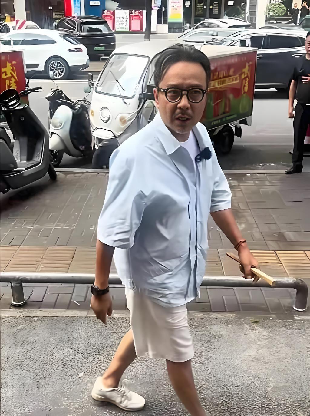 51岁汪涵近照曝光，网友直呼认不出！那个曾经妙语连珠的主持人，怎么成了“老大爷”