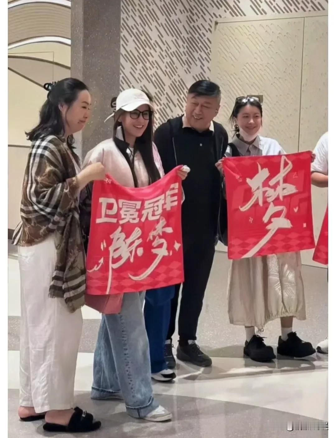 黄圣依来看陈梦比赛了！黄圣依和陈梦、李嘉格等人在综艺《是女儿是妈妈》结缘，黄圣
