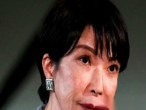 高市早苗直接把话筒怼到俄罗斯脸上，要他们归还“北方四岛”。她说得挺硬气：不还岛