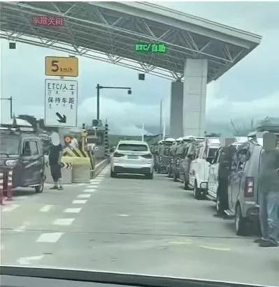害人害己？内蒙古，一位车主本来准备正常上高速，结果开到入口却被眼前的场景惊住了，