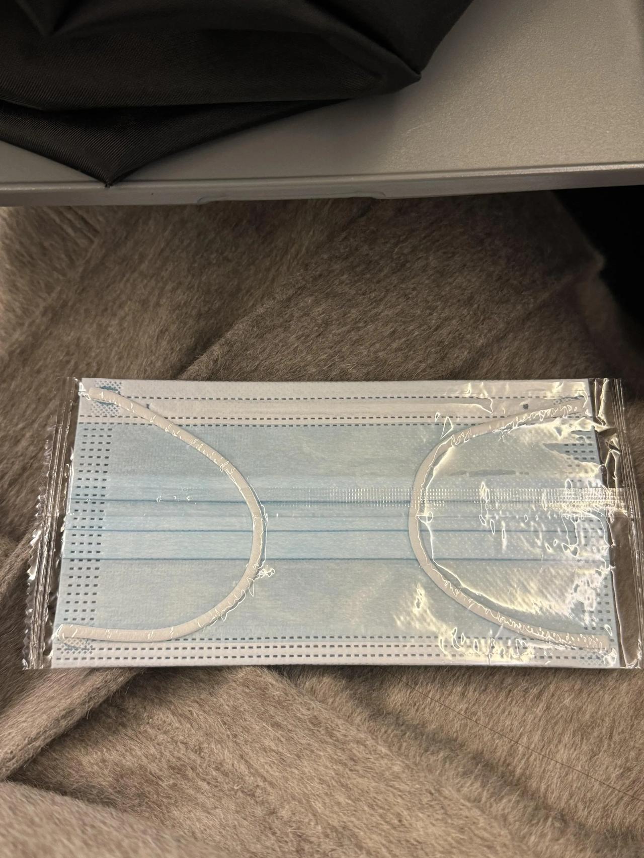 坐高铁旁边有人咳嗽加口臭实在难以忍受，扫座位上的二维码反馈真的有用，在小程序上描