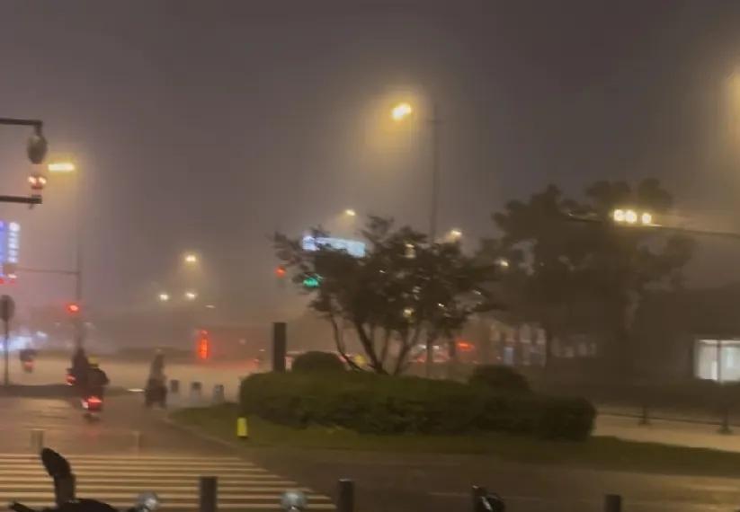 6月26日晚上南京桥北下大雨。要不是朋友发朋友圈说下了大雨，我不会想