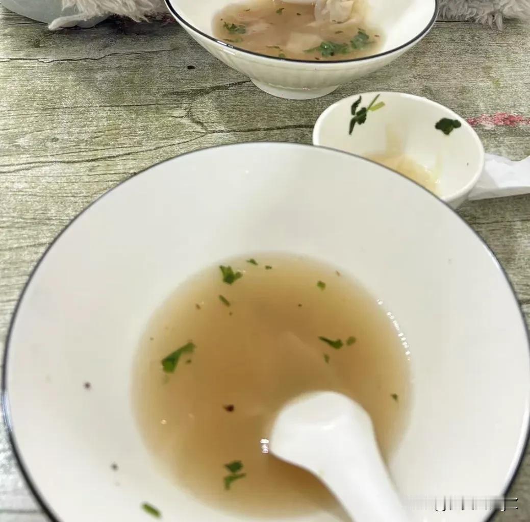 带孩子吃馄饨的时候，有个小男孩进来说下10块钱的带走。过了一会，男孩的妈妈进来了