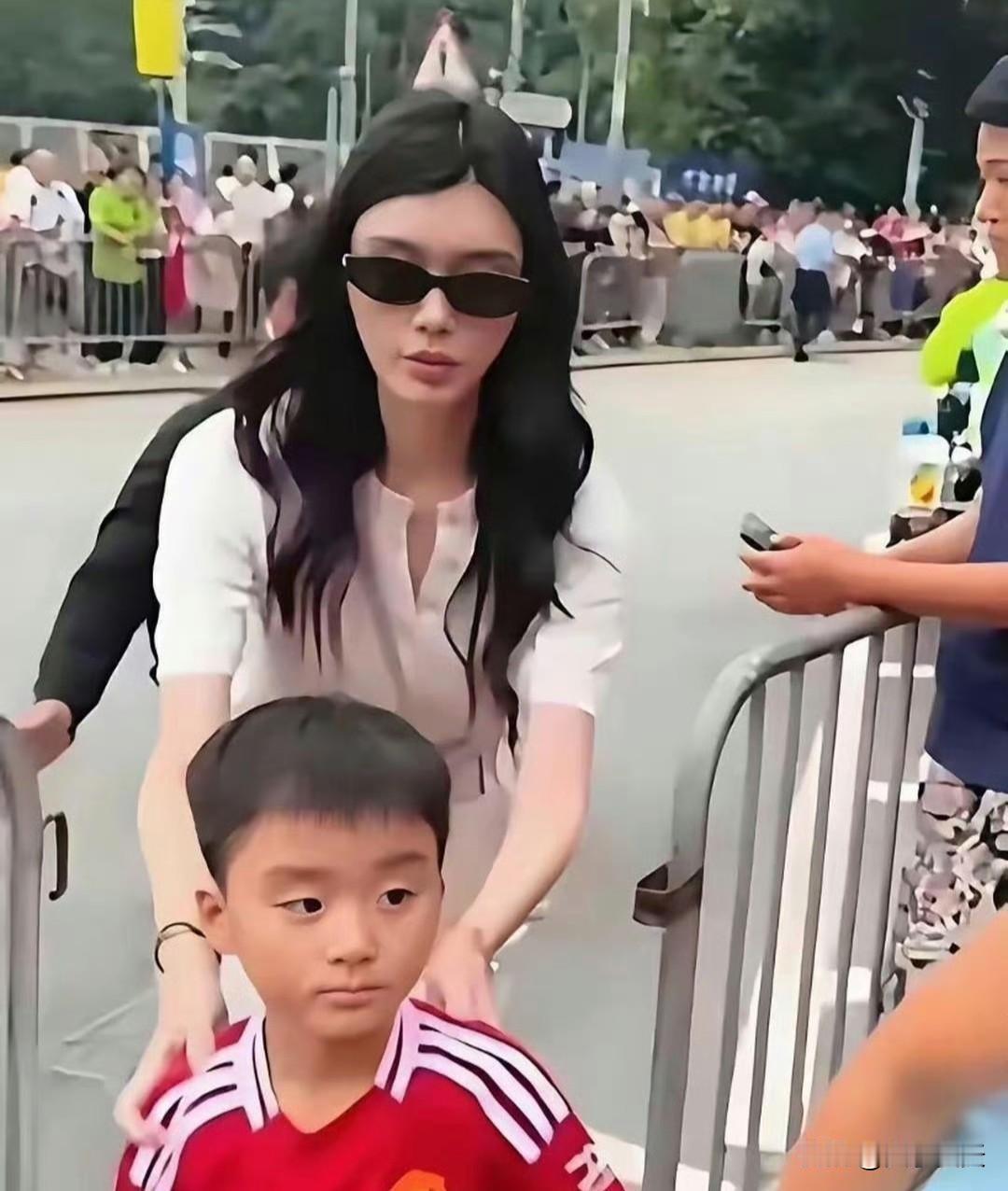 奚梦瑶带儿子逛街被偶遇了，孩子这长相是随了谁​