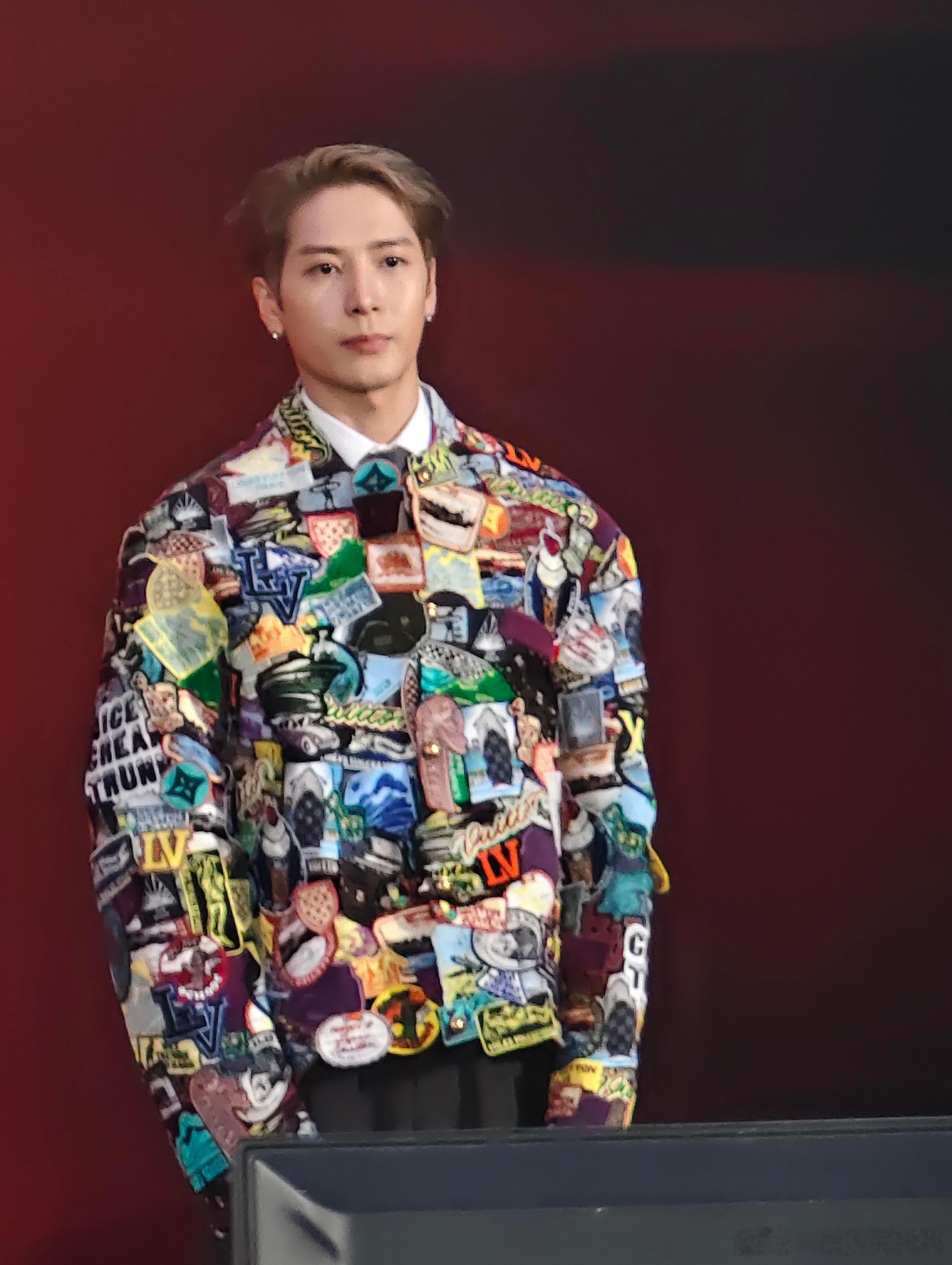 王嘉尔压轴亮相芭莎红毯~LV这么花哨的衣服穿上他身上很合理时尚芭莎红毯baza