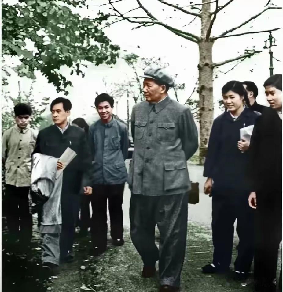 能够和老人家在一起照一张照片，应该是人生最幸福的事情，非常羡慕照片中的这些年轻人