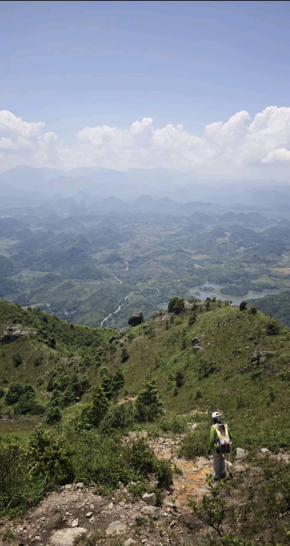 出去旅行，一定要拍一张大风景小人物的照片，非常有意义的！