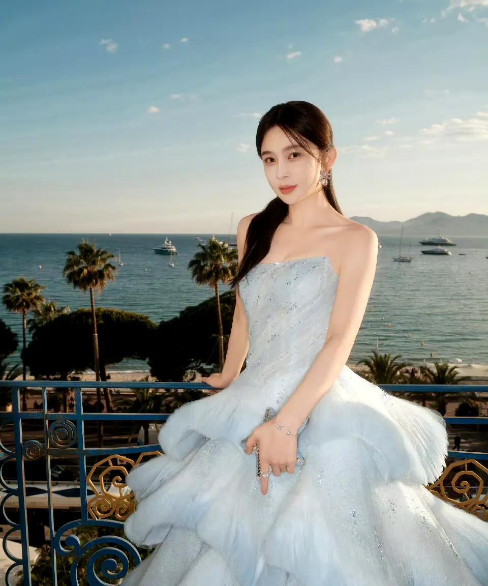 #赵樱子自曝怀孕#赵樱子在直播搂着弟弟，说自己怀了三个月的身孕。问网友想知道是
