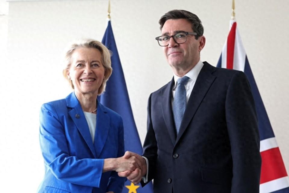逼英国站队10月5日，多家外媒同时报道了一件事，英国正在准备对中国出口到英国
