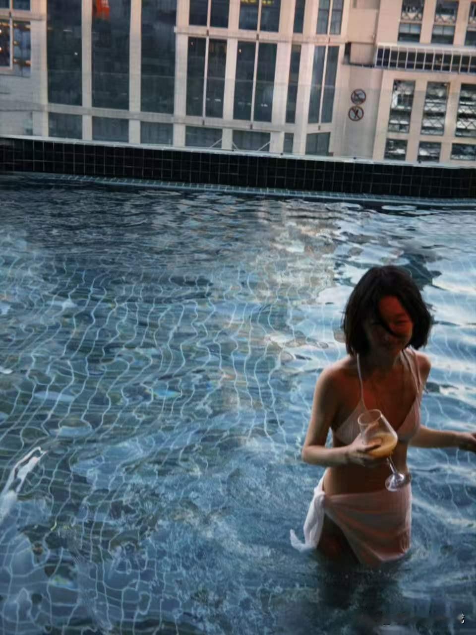 周冬雨泳装
