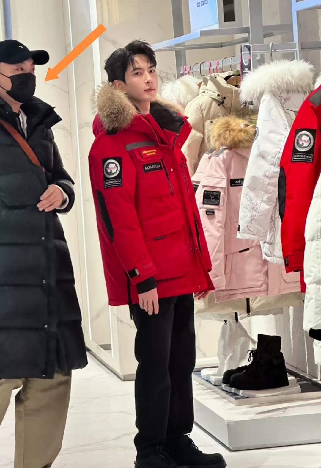 不得不说人小鱼直接秒杀他旁边更高大的经纪人，无论是颜值还是身材甚至是发丝，虽然他