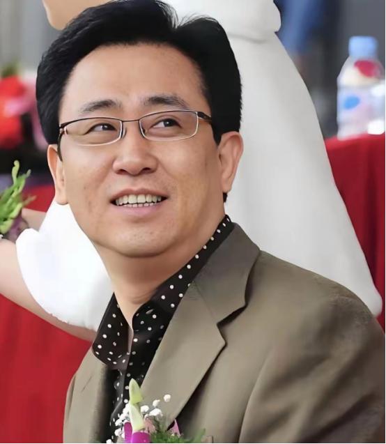 许家印当年是有机会挽回的，办法他也很清楚，但不知为何他没选，而是继续冲顶。201