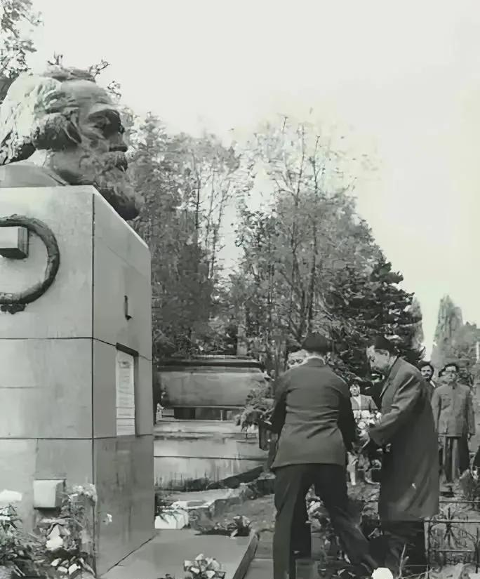 这是1979年10月30日，华国锋出访英国时，向马克思墓敬献花圈的照片。