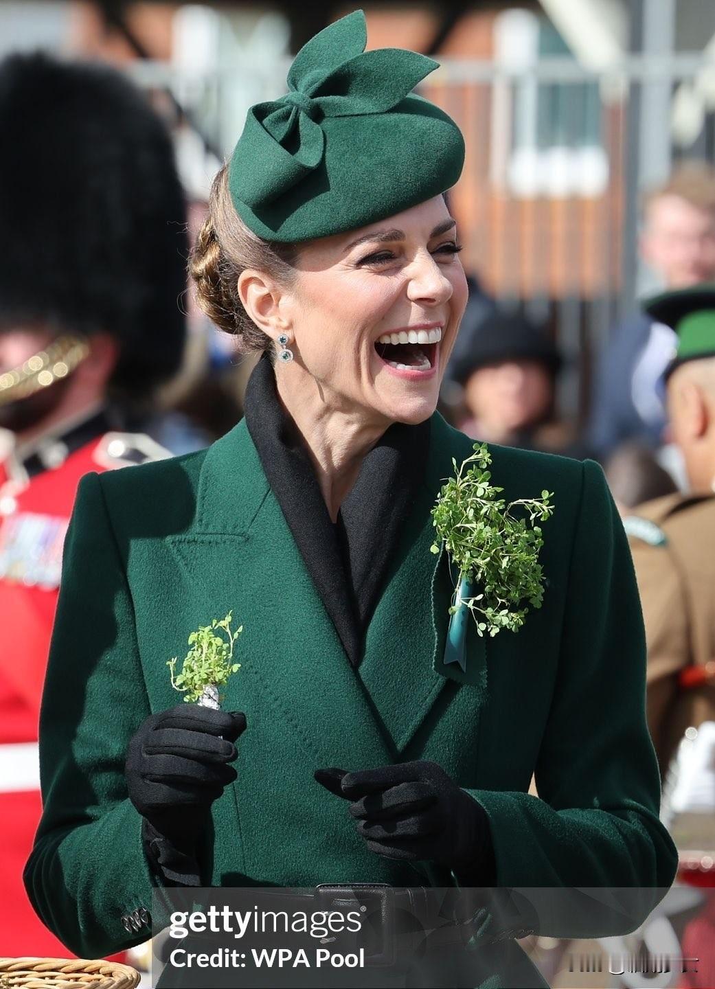 照片分享，今天出席圣帕里提克节的凯特王妃！按照惯例，凯特今天穿了一身绿色，并且