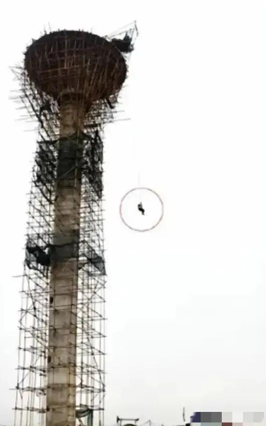 “吃相太难看了！”2025年，陕西扶风，一男子干活时，从塔上坠落身亡，公司赔偿家