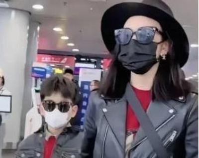 12月20日，陈妍希带着儿子小星星过完9岁生日后回到北京，母子俩现身首都机场T3