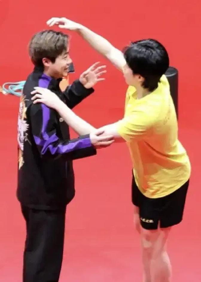 3秒梳头，王楚钦拿下冠军沙特大满贯男双决赛前，王楚钦突然伸手替搭档曹巍理了