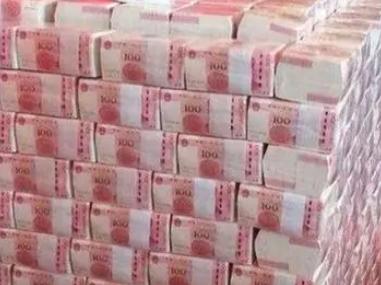 最近春节有个话题很热，很多在大城市拿高薪的人，回到老家发现老家的那些人过得更