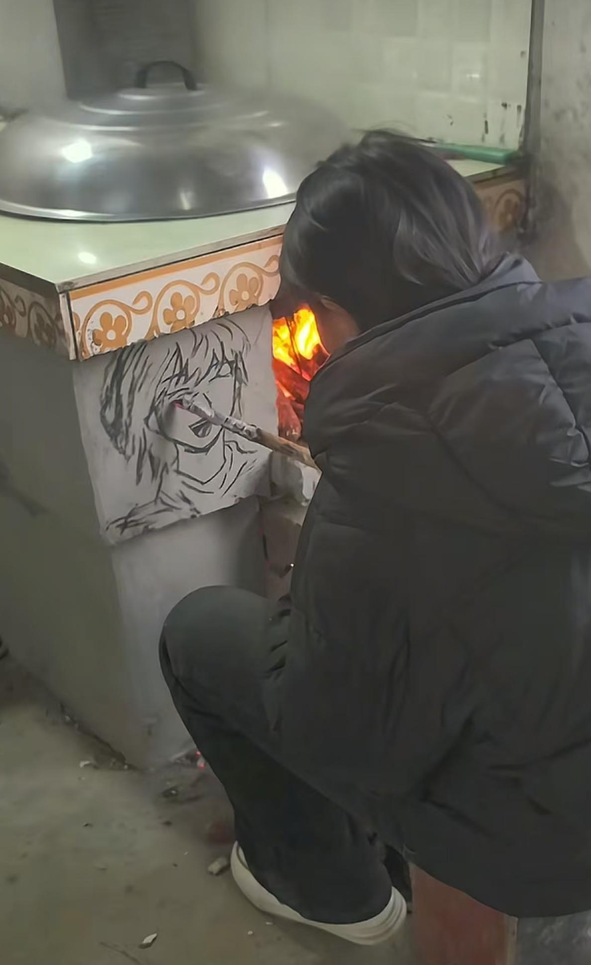 有才艺的人，在哪里都是都是随时随地的创作。这位安徽蚌埠的女儿因为画画引起了大家