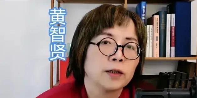 黄智贤被馆长说成是民进党的奸细，说成是民进党的打手，黄智贤走到今天这个地步，完全