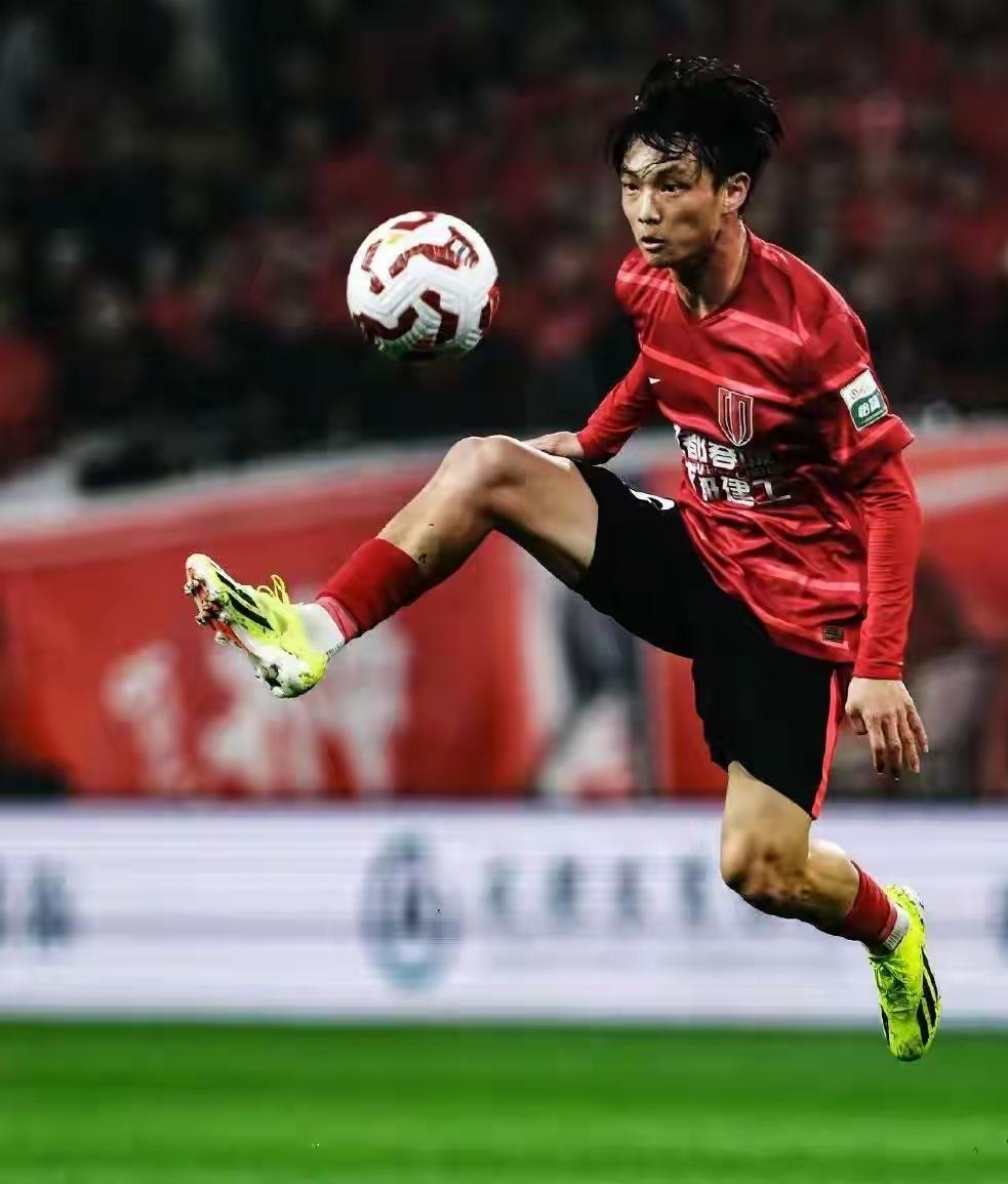 蓉城战胜申花又多两成把握！当杨明洋在对云南玉昆最后时刻吃黄牌就可以说蓉城战胜申花